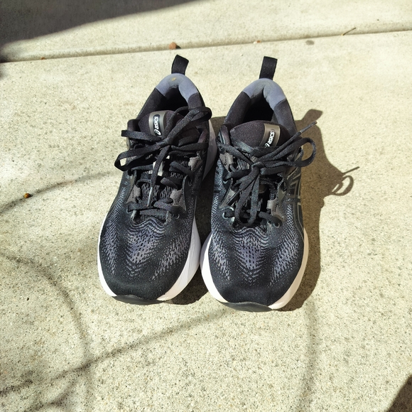 Asics Gel Cumulus Black and White Athletic Shoes. - Picture 1 of 15